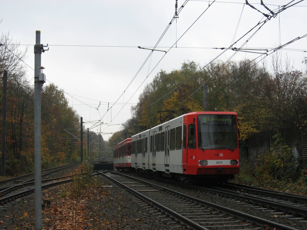 TW 2215 hat gerade mit einem weiteren unbekannten Wagen aus der gleichen Serie die Haltestelle  Herler Stra�e  am 10. November 2009 verlassen und wird jetzt gleich in die 1997 er�ffnete U-Bahn unter der Frankfurter Stra�e durch verschwinden. Auf der M�lheimer Br�cke kommen die Z�ge wieder ans Tageslicht. Diese U-Bahnstrecke war die 1. in K�ln im im Schildvortriebsverfahren gebaut worden ist.