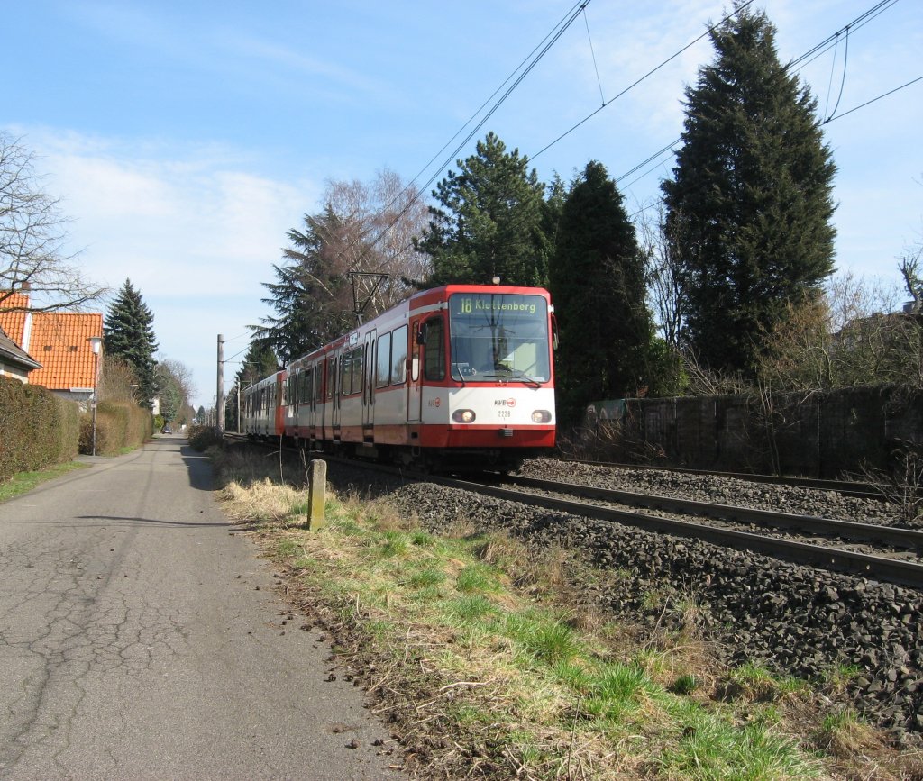 TW 2228, mit einem weiteren unbekannt gebliebenen Fahrzeug unterwegs, am 18. M�rz 2010, als Linie 18 zwischen den Haletestellen  Dellbr�cker Mauspfad  und  Neufelder Stra�e .