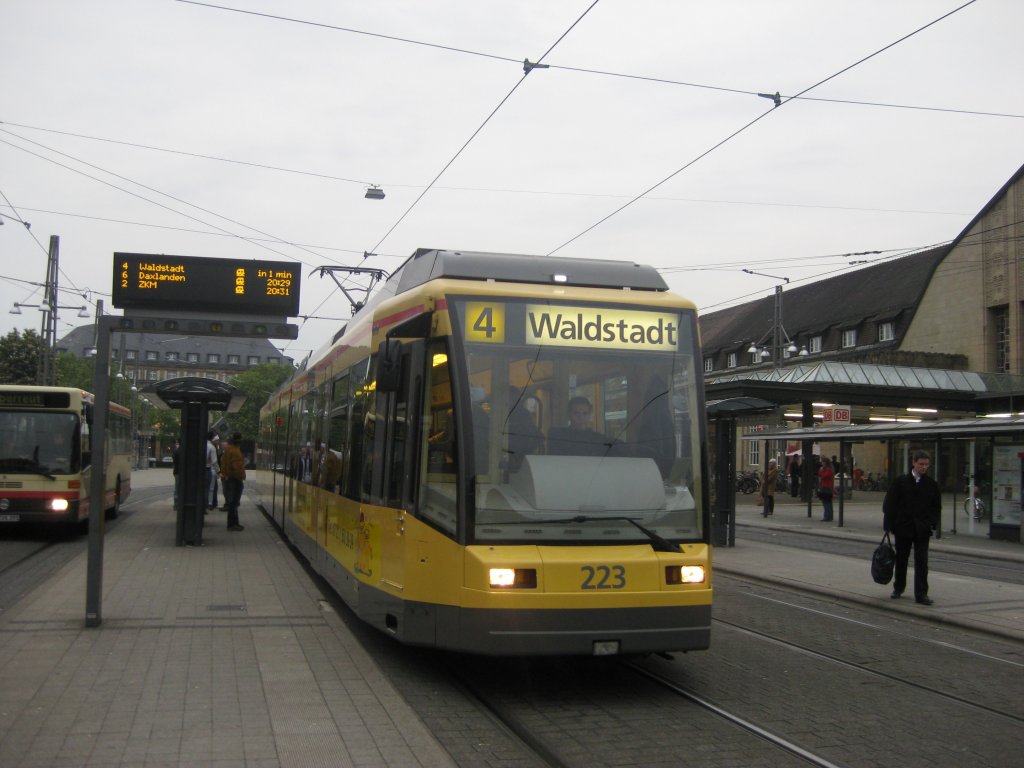 Tw 223 am Abend des 15.05.2020 auf dem Vorplatz vom Karlsruher Hauptbahnhof. Er wird dann als Tram 4 nach Waldstadt fahren. Im rechten Bildteil kann man einen Teil des Hauptbahnhofgebudes erkennen.