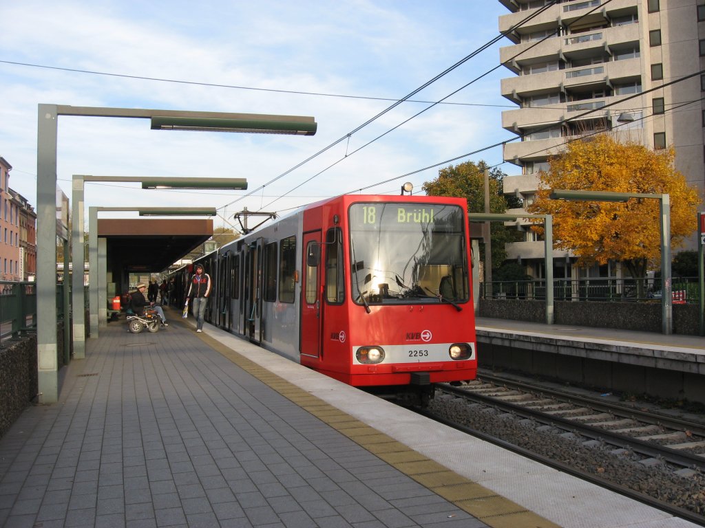 TW 2253 und ein weiterer unbekannt gebliebener Wagen am 28. Oktober 2009 unterwegs als Linie 18. Hier an der Haltestelle  Botensternstrae . Was fr ein Zufall das zu diesem Zeitpunkt ein anderer Rollstuhlfahrer auf dem Bahnsteig war.