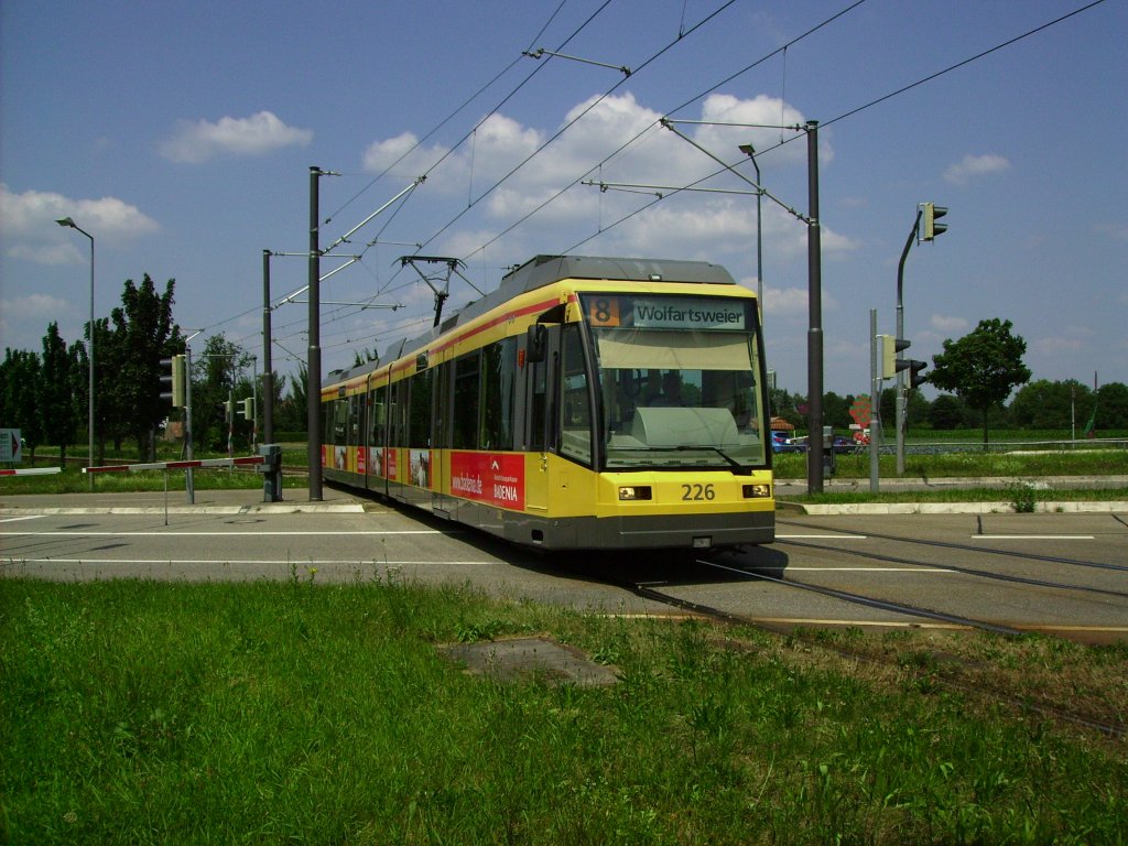 Tw 226 der VBK bernahm am 07.07.2013 ebenfalls ein Sonntagsleistung der Linie 8. Hier passiert er gerade den Bahnbergang mit der B3 am Zndhtle.