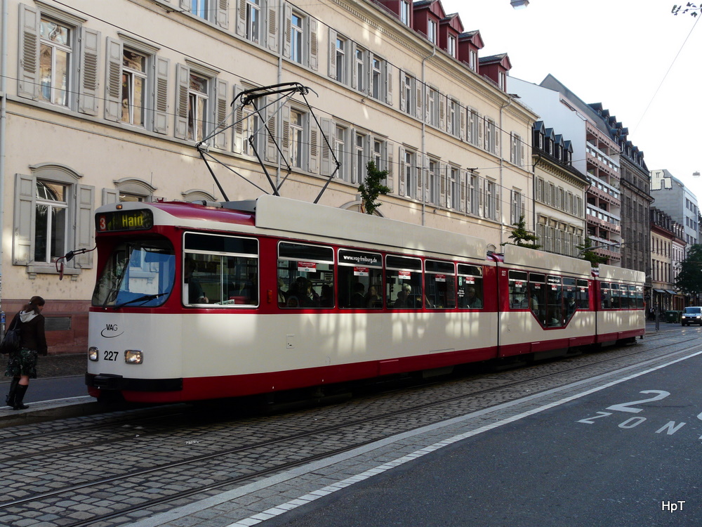 TW 227 unterwegs auf der Linie 3 in der Stadt Freiburg im Breigau am 22.09.2010


