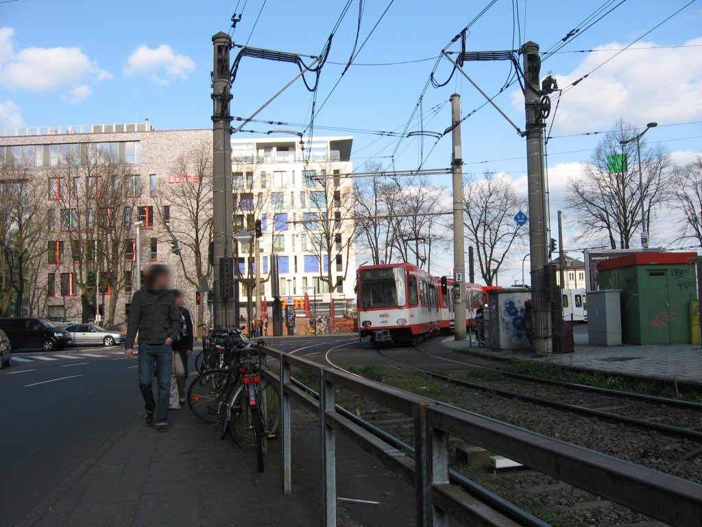 TW 2306 hat mit einem 2. unbekannten Wagen aus der Serie 2200 als Linie 16 mit Fahrziel Srth die Haltestelle  Ubierring  am 10. April 2010 verlassen