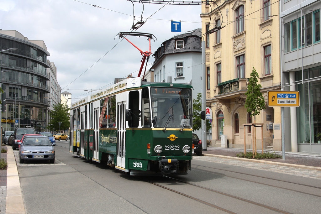 Tw 232 (ČKD Praha Smichov, Bauj. 1988) befährt als Linie 1 zur Plamag die Neuendorfer Str. bei der Hst. Dittrichplatz. (12.05.2010)