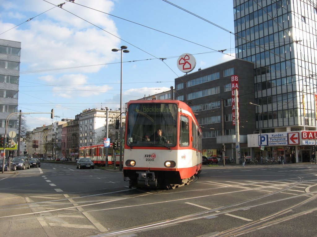 TW 2330 und TW 2??? als Linie 4 Fahrtrichtung Bocklemnd bei der Einfahrt in die Haltestelle  Barbarossaplatz  am 10. April 2010 