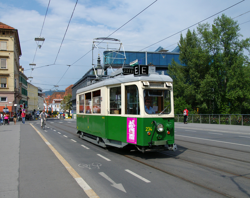 TW 234 als Linie E alias Shopping Bim auf der Hautptbrcke in Graz.

Die Shopping Bim ist von 23.07.2012 bis 01.09.2012 vom Jakominiplatz ber den Hauptplatz und in die Annenstrae bis zur Barmherzigenkirche im  20 Minuten Takt unterwegs.