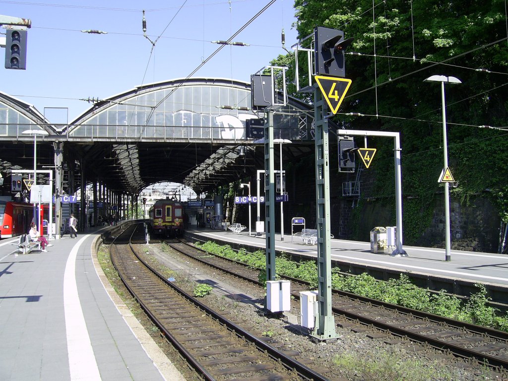 Tw 237 und 250 sind gerade mit dem RE/IR 5016 aus Lttich angekommen, zurck fhrt der Zug nur bis Welkenraedt (do,17.05.12)