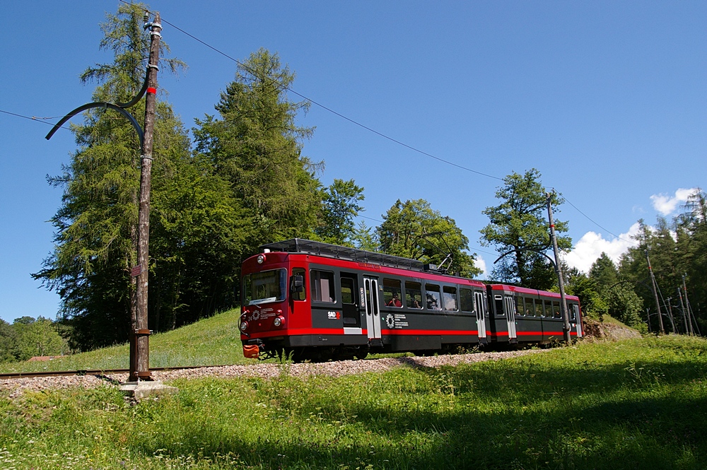 TW 24, ex BDe 4/8 24 der Trogener Bahn, ist am 3. August 2012 bei Wolfsgruben unterwegs nach Oberbozen.