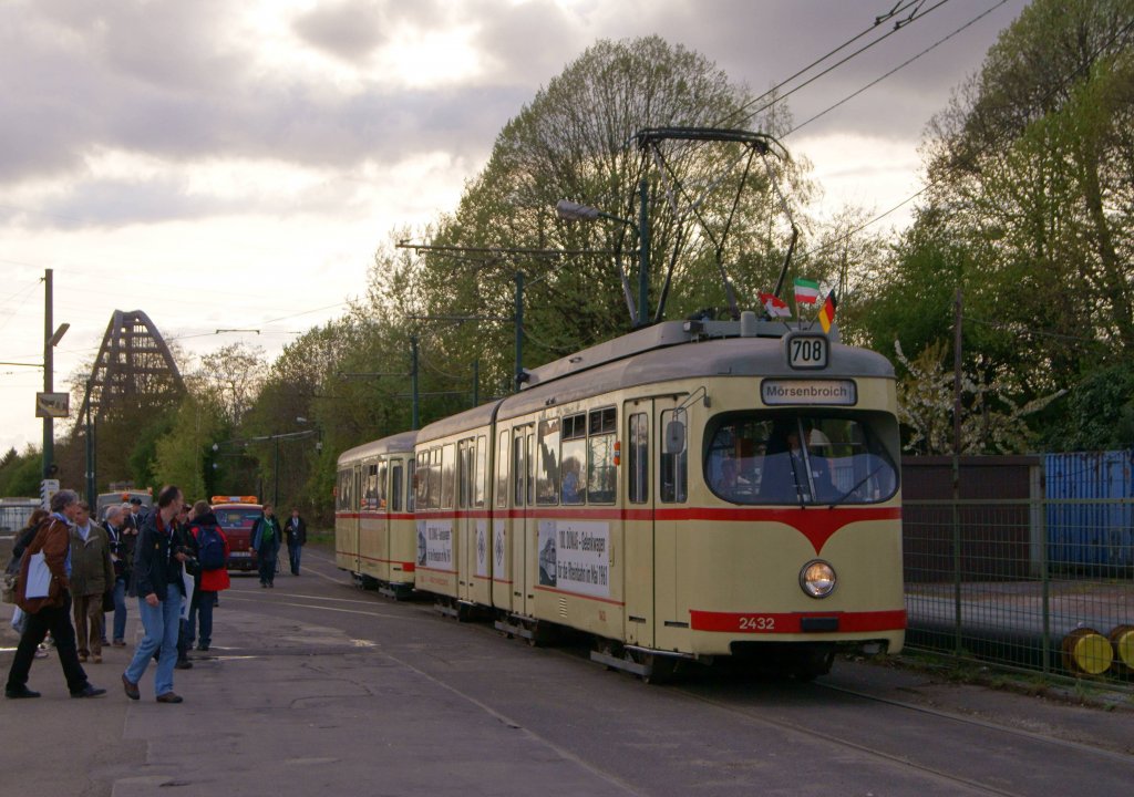 Tw 2432 auf Sonderfahrt am S-Bahnhof D�sseldorf-Hamm am 19.04.2012