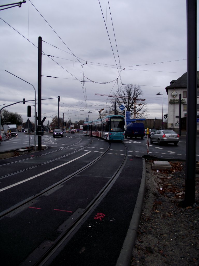 Tw 245 f�hrt am 12.12.11 in Richtung Frankfurt City auf der neuen Linie 18 