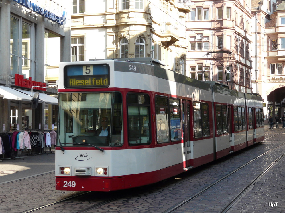 TW 249 unterwegs auf der Linie 5 in der Stadt Freiburg im Breigau am 22.09.2010

