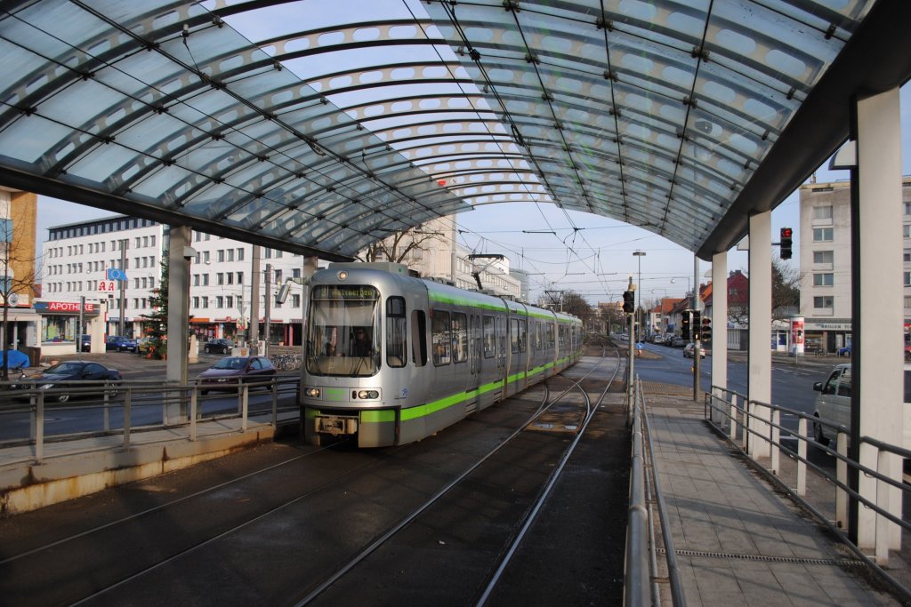 TW 2500 Verband fhrt in die Haltestelle  Notelmeyerbrcke in Hannover am 09.01.2011 ein.