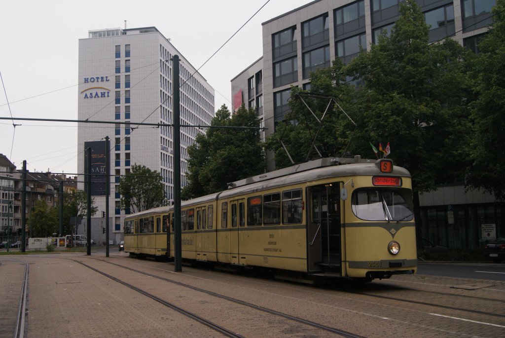 Tw 2501 wartet auf seinen nchsten Einsatz am Dsseldorfer Hbf am 10.07.2011