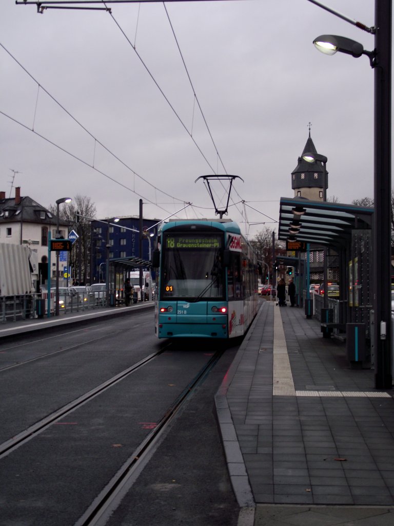 Tw 251 steht am 12.12.11 an der Haltestelle Friedberger Warte 