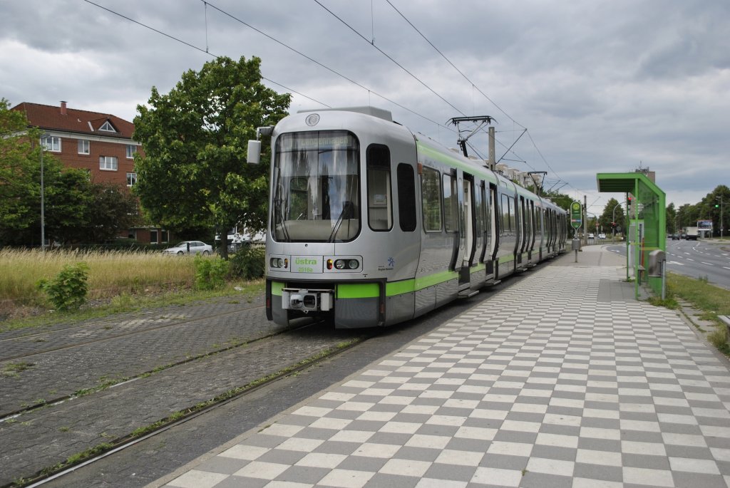 TW 2516 a, steht an der Haltestelle Laatzen am 13.06.2011.