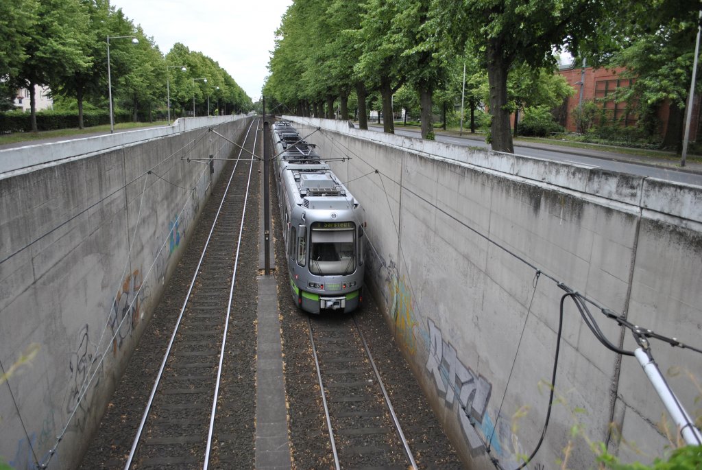 TW 2529 kommt am 13.07.2011 aus dem Tunnel in der Hildesheimer Strae in Hannover.