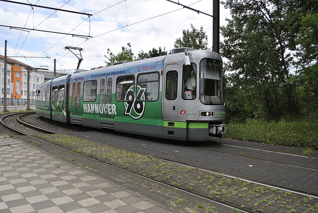 TW 2545 am 13.06.2011 macht Werbung fr Hannover 96, in der Stadtbahn Haltestelle Laatzen.