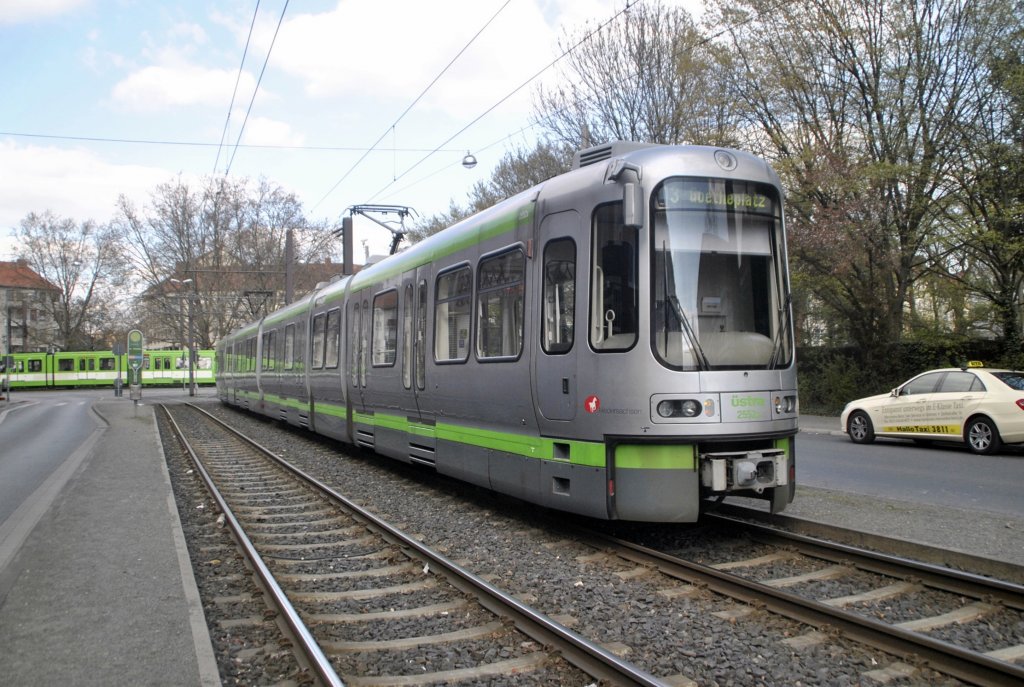 TW 2552, am Goetheplatz in Hannover. Wegen Gleisbauarbeiten im Tunnel, konnte am 08.04.2012 keine Stadtbahn zum Hauptbahnhof unterirdisch fahren. Es wurde Schienenersatzverkehr der stra angeboten.