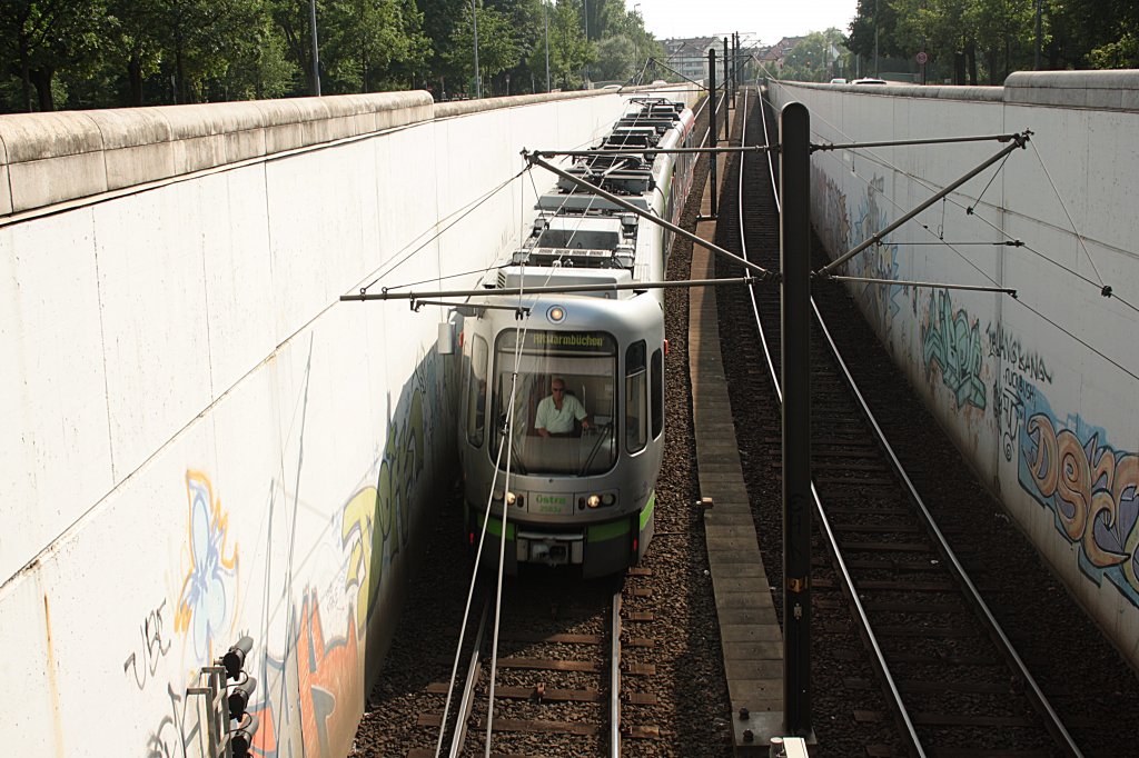 TW 2583, fhrt in den Tunnel in der Lavesalle/Hannover, am 07.06.2011.