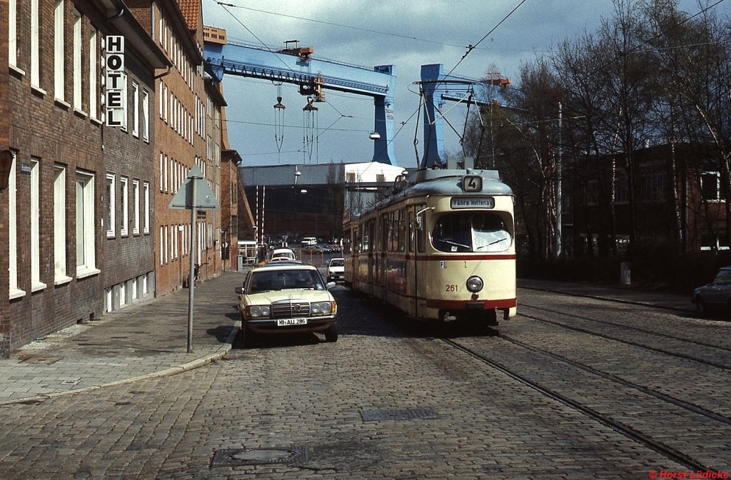 Tw 261 auf der Elisabethstraße in Gaarden, im Hintergrund die Howaldtswerke (27.04.1985)