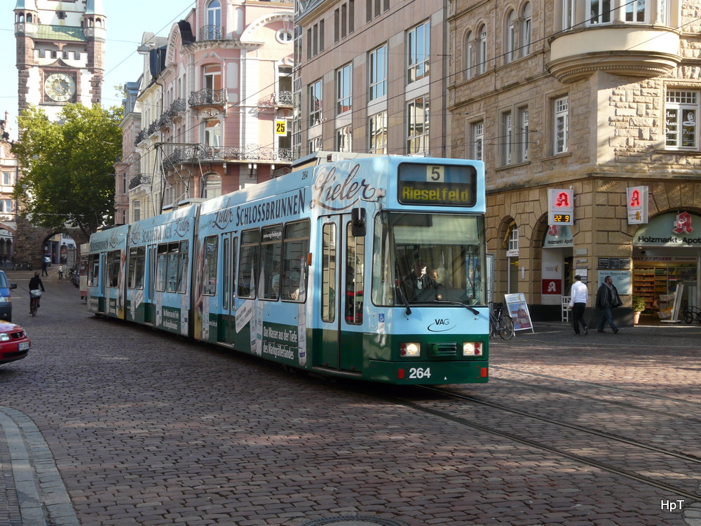 TW 264 unterwegs auf der Linie 5 in der Stadt Freiburg im Breigau am 22.09.2010