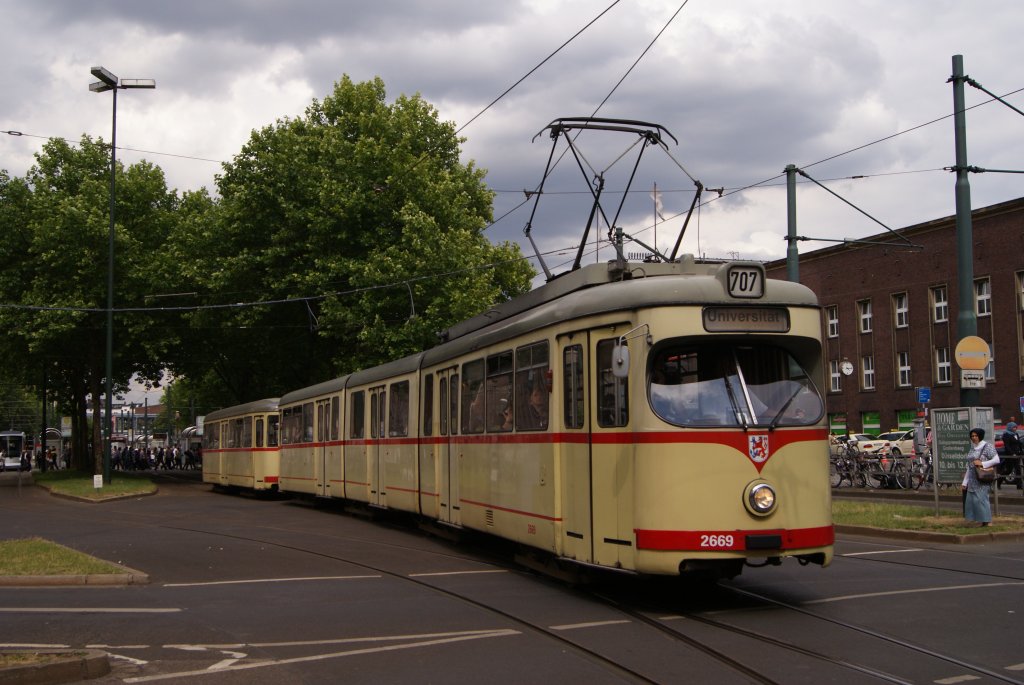 Tw 2669 als 707 zur Universit�t am D�sseldorfer Hbf am 09.06.2011