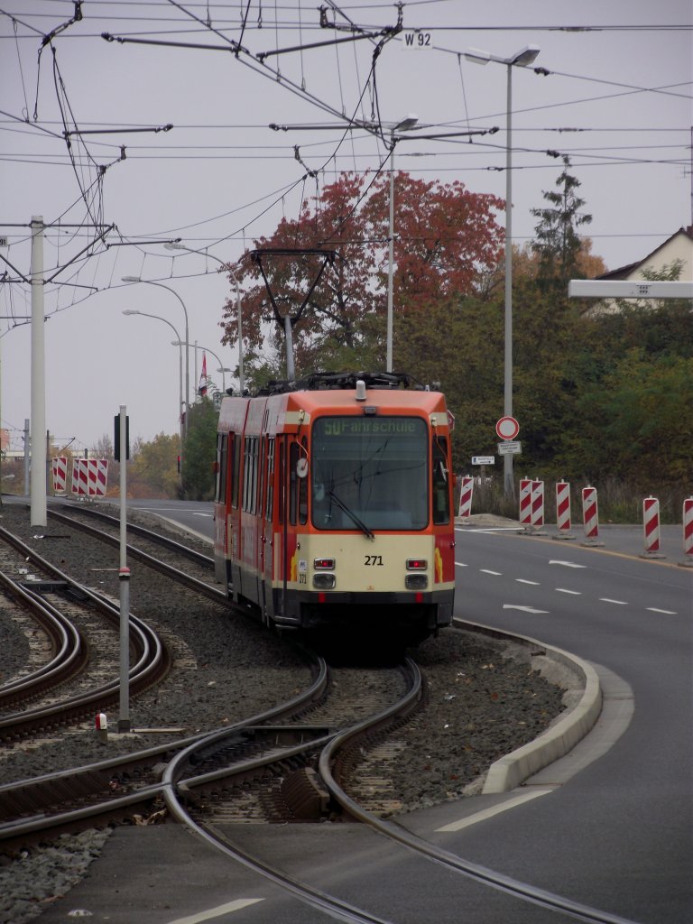 Tw 271 macht als Fahrschulfahrt auf den Weg nach Mainz Innenstadt am 02.11.11 am Jgerhaus 
