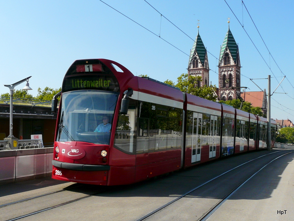 TW 285 unterwegs auf der Linie 1 in der Stadt Freiburg im Breigau am 22.09.2010 

