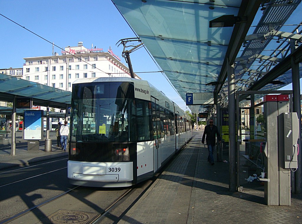 TW 3039 an 31.05.2011 an der Haltestelle Hauptbahnhof in Bremen.