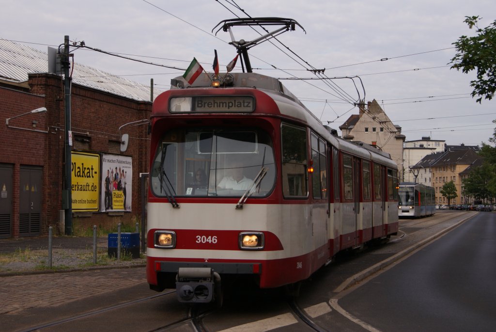 Tw 3046 fuhr nocheinml zum Brehmplatz. Hier am Steinberg am 09.06.11 (Dsseldorf)