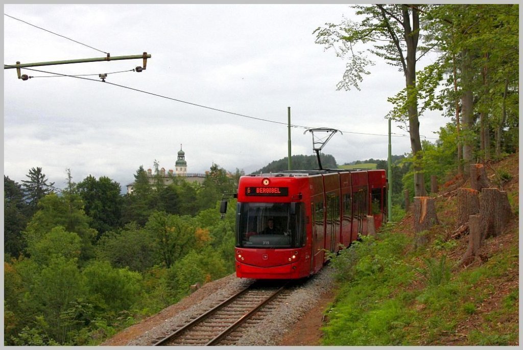 Tw 319 fhrt auf der Linie 6 bei Schloss Ambras Richtung Bergisel; 11.06.11