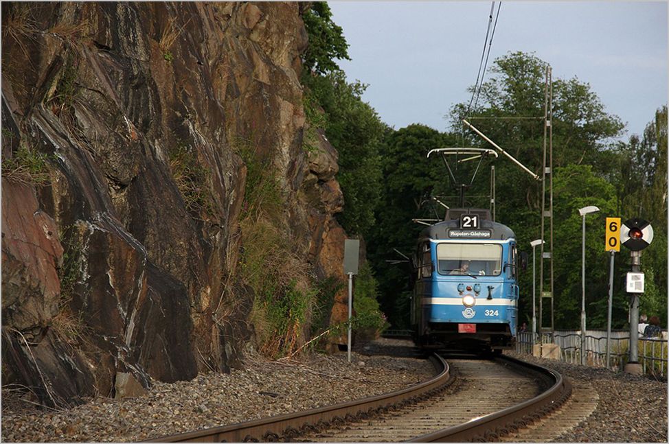 Tw 324 der Lidingbanan auf dem Weg nach Stockholm/Ropsten kurz vor der Haltestelle Torsvik. 25.7.12