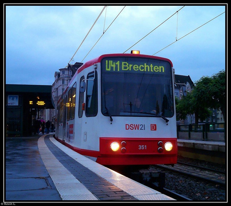 Tw 351 in Dortmund Lortzingstrae. Aufgenommen am 5.12.2009
