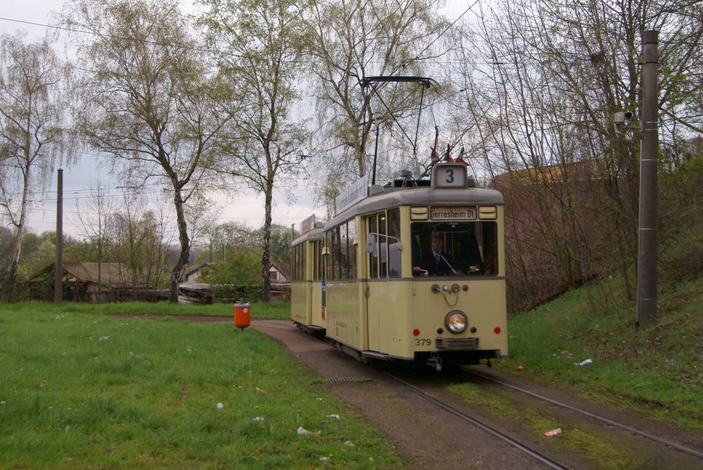 Tw 379 fhrt gerade aus der Wendeschleife am Dsseldorf-Gerresheimer S-Bahnhof raus. (22.04.12)