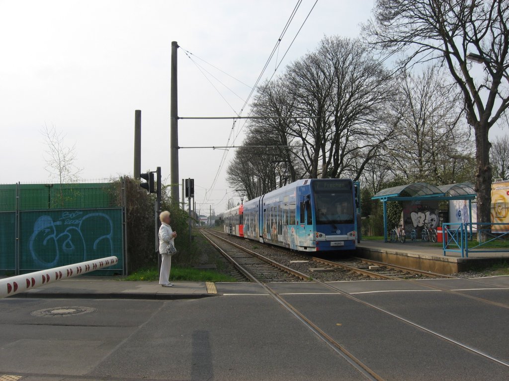 TW 40?? vorne und TW 4080 unterwegs als Linie 7 mit Fahrtziel  Frechen  am 13. April 2010 in der Haltestelle  Westhoven, Berliner Strae .