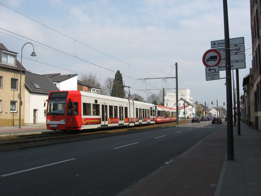 TW 4099 und TW 40?? als Linie 1 Richtung  Weiden West  zwischen den Haltestellen  Weiden Schulstrae  und  Weiden West  am 12. April 2010