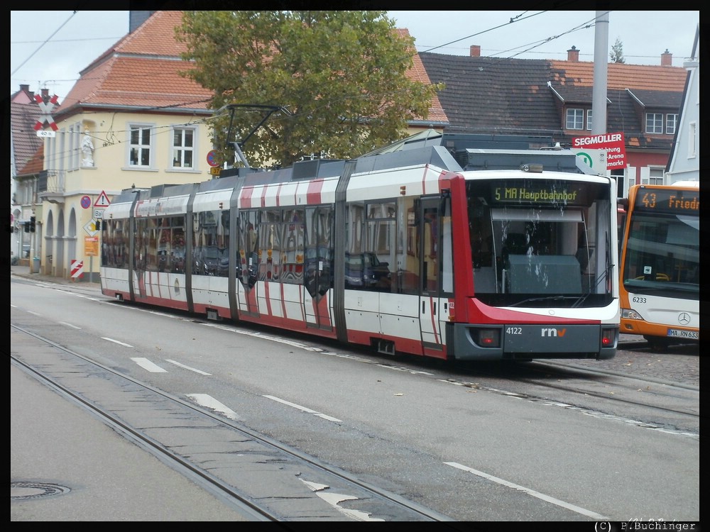 TW 4122 steht am Haltepunkt Seckenheim Rathaus. 18.09.2011