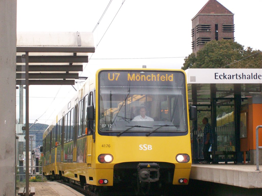 TW 4175/4176 der SSB-AG als U7 Mnchfeld auf Kurs: 07-12 am 18.09.2011 bei Halt Eckhardshaldenweg (Pragfriedhof) in Stuttgart-Mitte. (Wilhelma - Werbung.) 