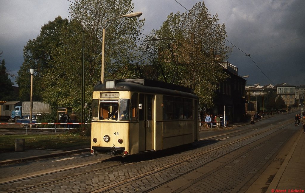 Tw 43 der Straenbahn Nordhausen ist im Oktober 1980 in Richtung Bahnhof unterwegs
