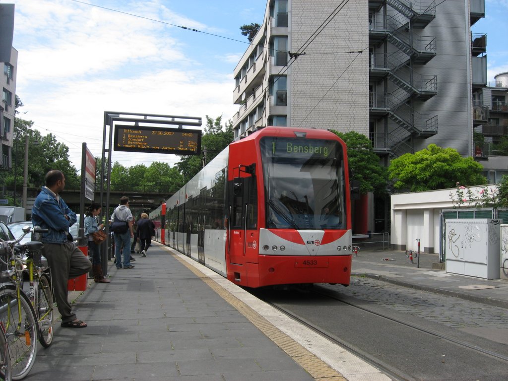 TW 4533 fhrt mit einem unbekannten Fahrzeug aus der selben Serie
am 27. Juni 2007 in die Haltestelle Moltkestrae ein. Weil die Strae hier so eng ist liegt das Gleis stadtauswrts in der Aachener Strae und das Gleis stadteinwrts in der Richard-Wagner Strae. Der Zug im Bild fhrt stadteinwrts.