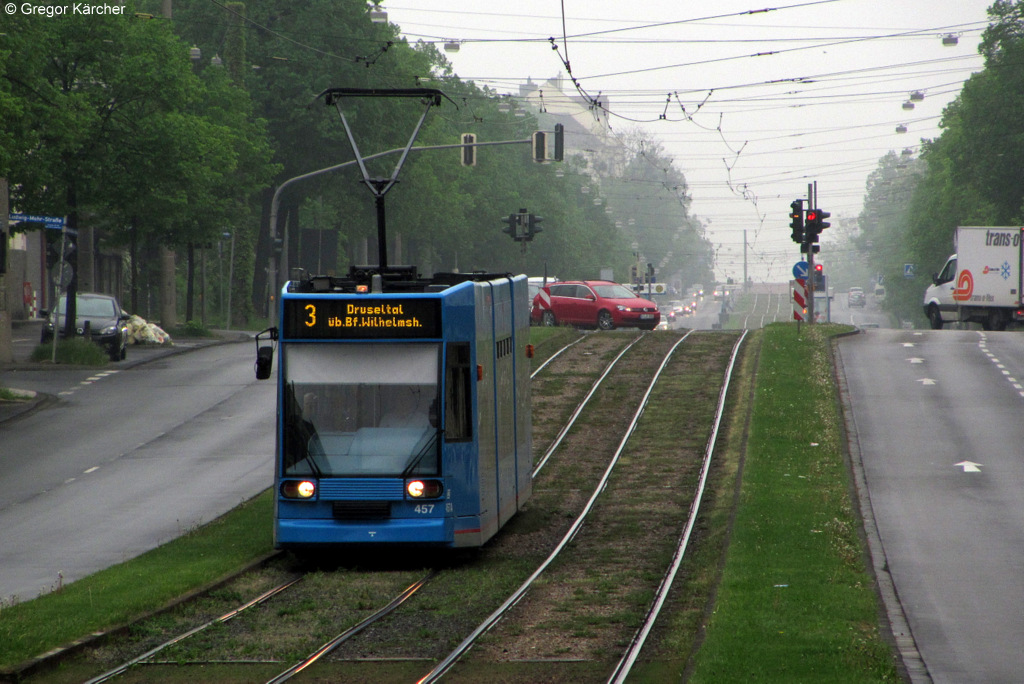 TW 457 nhert sich der Haltestelle Kirchweg. Aufgenommen in Kassel am 05.05.2012.