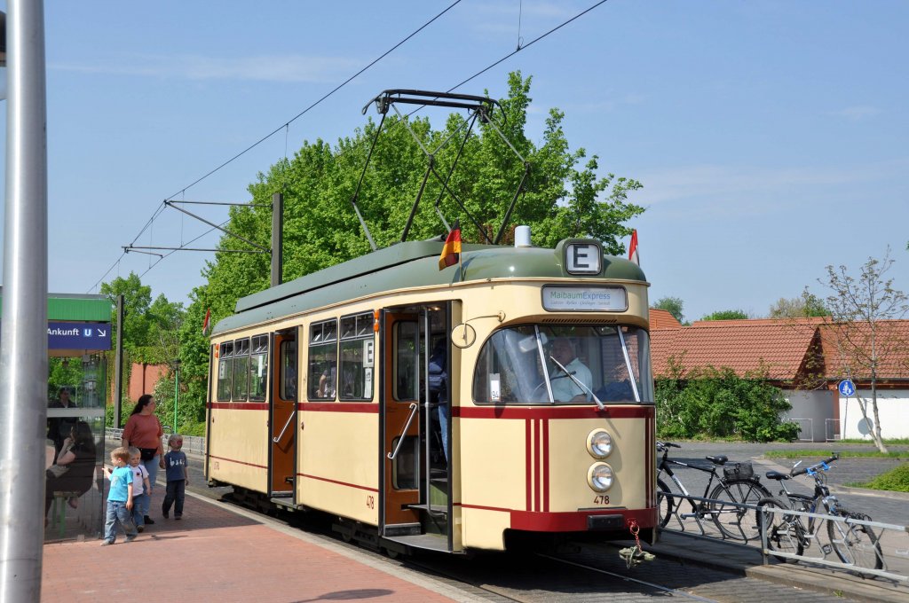 Tw 478 als  MaibaumExpress  beim wenden in Sarstedt (01.05.2012)
