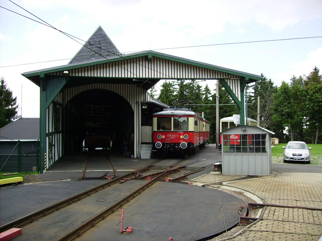 Tw 479 203-2 wartet samt Beiwagen am 05.09.2010 im Bahnhof Lichtenhain (Bergbahn) auf seine Abfahrt nach Cursdorf.