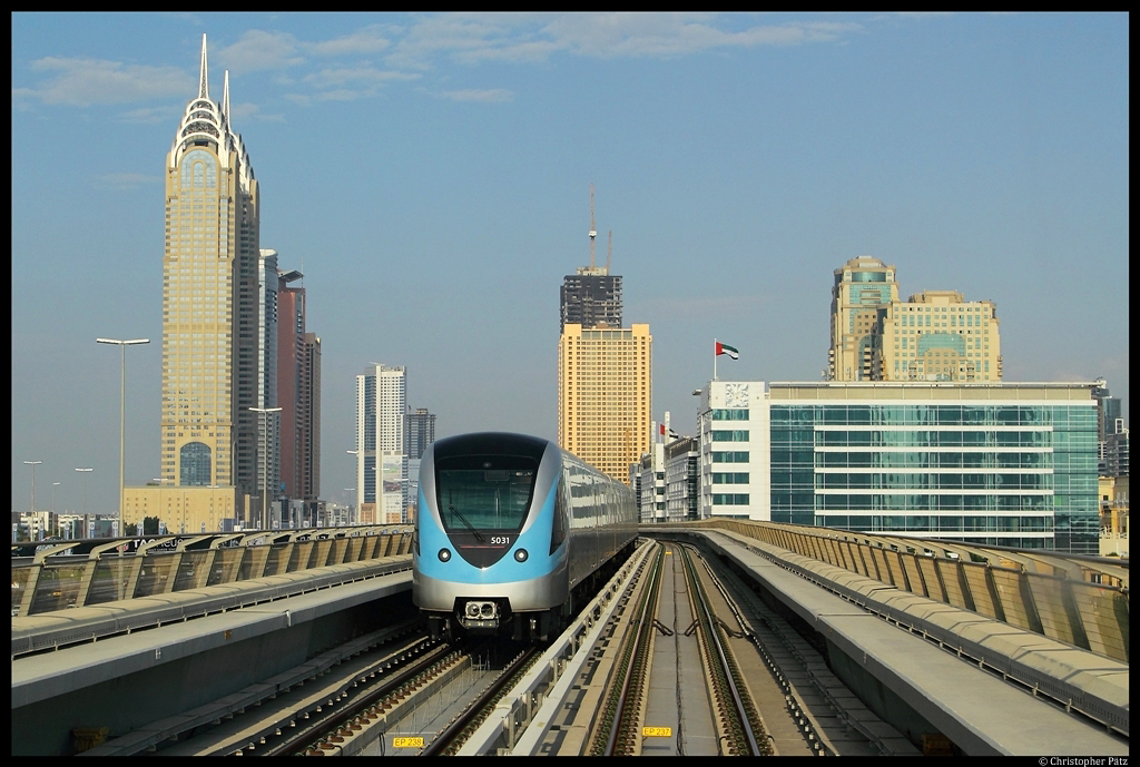 Tw 5031 der Metro Dubai nahe der Station Internet City. (08.12.2012)