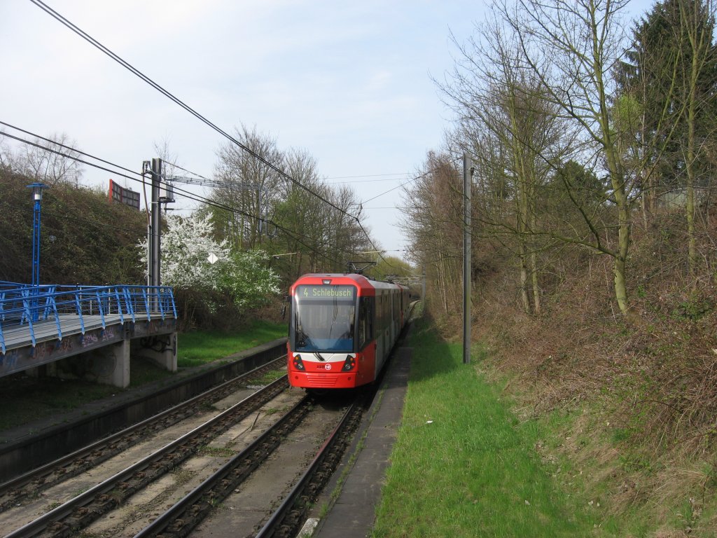 TW 5112 hat am 07. April 2010 mit einem weiteren unbekannten Wagen gerade die Haltestelle  Am Emberg  als Linie 4 Richtung Schlebusch verlassen.