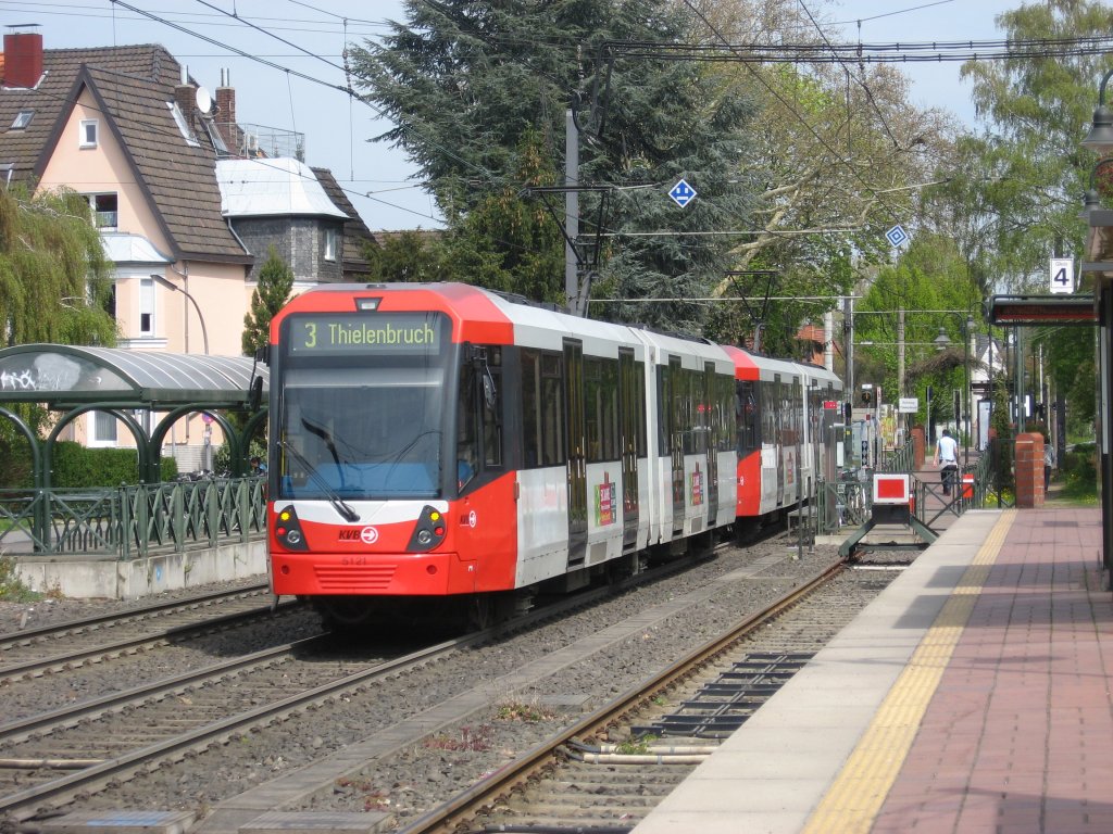 TW 5121 und TW 51?? unterwegs am 24. April 2010 als Linie 3 Fahrtrichtung Thielenbruch. Die Aufnahme entstand kurz nach Verlassen der Haltestelle  Vischeringstrae  vom Mittelbahnsteig der beiden Stumpfgleise der Linie 13.