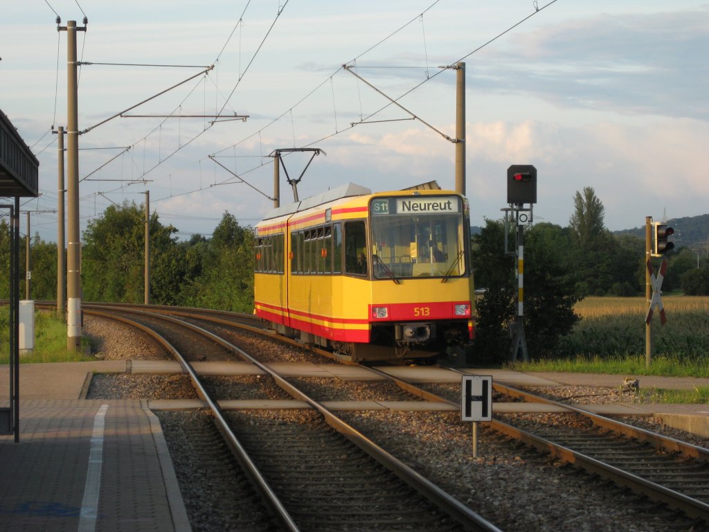 Tw 513 in der Abenddmmerung des 25.07.2011 als S11 von Ittersbach nach Neureut. Er fhrt nun den Bf Ettlingen Neuwiesenreben aus und strebt seinem nchsten Halt Karlsruhe-Rppurr Battstr. entgegen, den er nach ca. 2 - 3 Minuten erreichen wird.