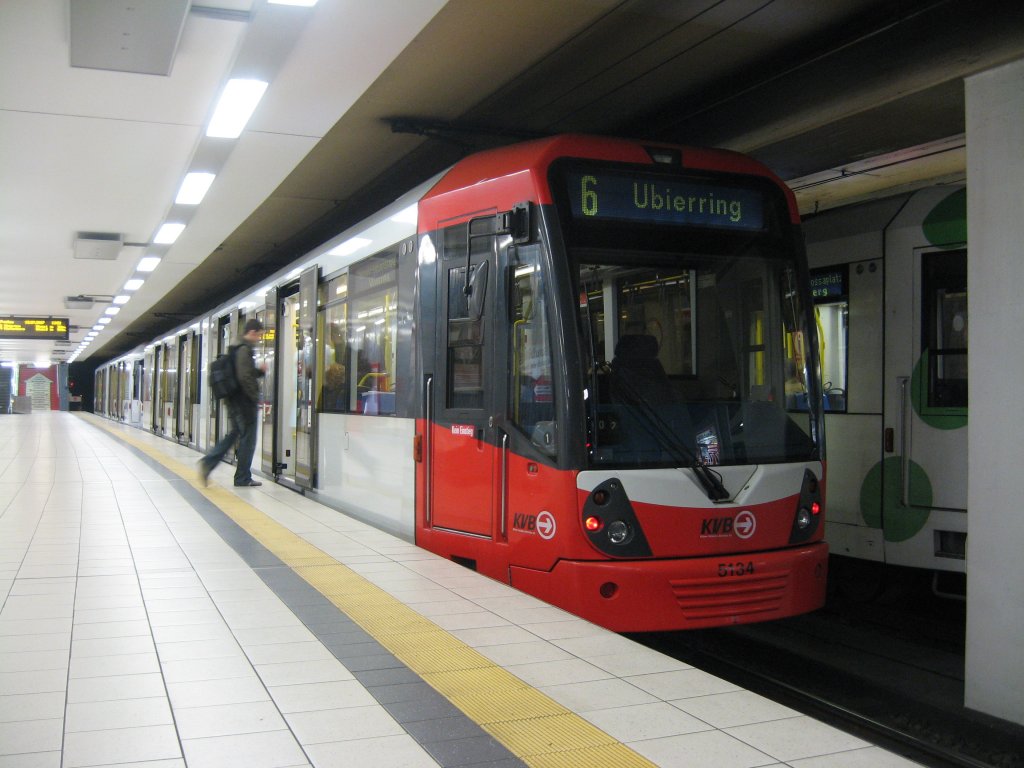 TW 5134 steht am 13. Juli 2007 mit einem weiteren unbekannten Fahrzeug vom Typ K5100 in der Haltestelle Dom / Hauptbahnhof.
