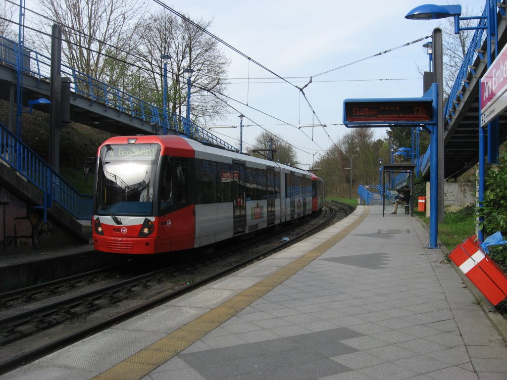 TW 5137 unterwegs am 07. April 2010 mit einem 2. unbekannten Wagen aus der Serie K5000 als Linie 4 Richtung Bocklemnd. Hier beim Halt in der Haltestelle  Am Emberg .