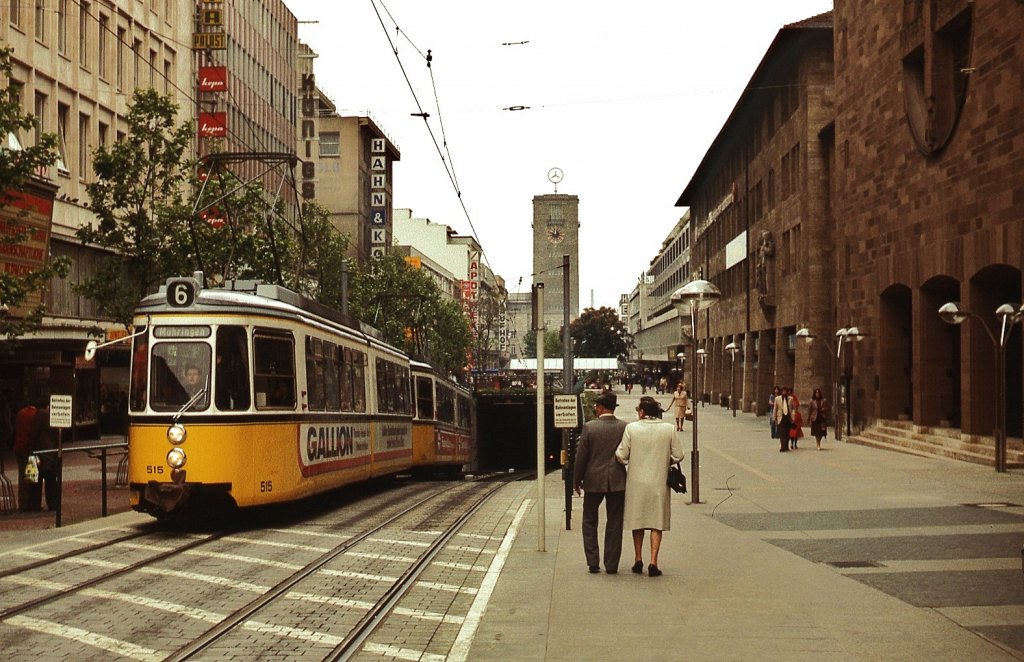 Tw 515 und eine weiterer GT4 tauchen im Mai 1978 kurz vor dem Stuttgarter Schloßplatz aus dem Untergrund auf.